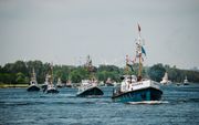 Een armada van meer dan dertig reddingboten uit binnen- en buitenland stoomt over het Noordzeekanaal op van IJmuiden naar Amsterdam. beeld Nathan Reinds