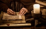 „In de oudheid en de middeleeuwen kwamen mensen op twee manieren aan informatie: mondeling of via met de hand geschreven tekst.” beeld iStock