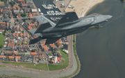 Een F-35 scheert laag over Urk tijdens een rondvlucht bij de introductie van het jachtvliegtuig in Nederland in juni 2016. beeld Frank Crebas