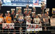 Israëliërs demonstreren zaterdag in Tel Aviv voor de vrijlating van alle resterende gijzelaars. beeld EPA, Abir Sultan