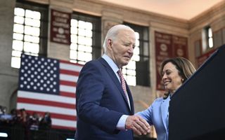 Binnen de Democratische partij wordt hardop gezegd dat Kamala Harris (r.) de plaats van Biden moet innemen. beeld AFP, Mandel Ngan