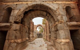 Historische muren en poorten van Nicea, de stad waar in 325 de geloofsbelijdenis van Nicéa is opgesteld. beeld iStockphoto