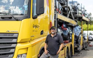 Wieko Reuvers rijdt met een autotransporter door heel Europa om pechauto’s op te halen en vervangend vervoer te brengen. beeld André Dorst