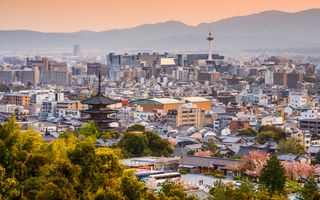 De skyline van de Japanse stad Kyoto. Japan is een van de landen die door Pew Research zijn onderzocht. beeld iStockPhoto