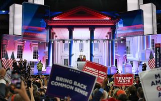 Publiek kijkt toe als Donald Trump zijn nominatie voor de kandidatuur voor het Amerikaanse presidentschap accepteert op de Republikeinse Conventie in Milwaukee. beeld AFP, Jim Watson