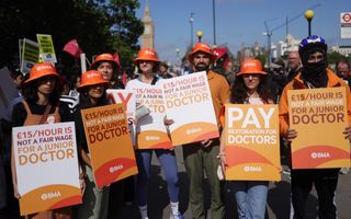 Doktersassistenten die zijn aangesloten bij de artsenvakbond British Medical Association demonstreren in juni in de Britse hoofdstad Londen voor een hoger minimumloon. beeld EPA, Neil Hall