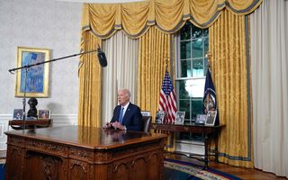 De Amerikaanse president Joe Biden spreekt het volk toe vanuit het Oval Office in het Witte Huis. beeld AFP, Evan Vucci