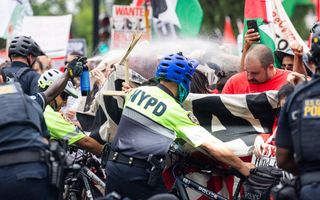 Protesten in de Verenigde Staten tegen het bezoek van de Israëlische premier Netanyahu aan het land. De politie gebruikt pepperspray om de betogers onder de duim te houden. beeld EPA, Jim Lo Scalzo 