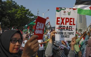 Een protest tegen de Israëlische deelname aan de Olympische Spelen in Parijs. beeld EPA, Mast Irham  