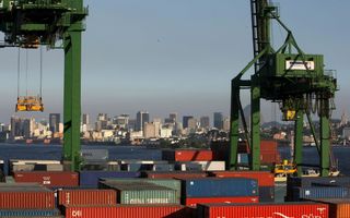 Een containerhaven in Rio de Janeiro. beeld EPA, Marcelo Sayão 