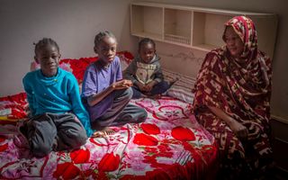 Sudanese vluchteling Amira Haroun met haar kinderen in hun appartement in Caïro. beeld René Clement