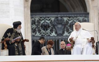 De koptische paus Tawadros II van Alexandrië  (l.) en de rooms-katholieke paus Franciscus, in het Vaticaan, in mei vorig jaar. beeld EPA, Giuseppe Lami