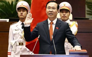 De president van Vietnam, Vo Van Thuong (53), wordt donderdag mogelijk uit zijn functie ontheven. Hij zit nog maar sinds 2 maart vorig jaar op zijn post. beeld AFP, Hoang Thong Nhat