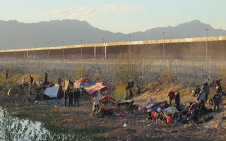 Migranten in Mexico aan de grens met de Verenigde Staten. De Amerikaanse staat Texas wil dat in plaats van alleen federale agenten ook agenten van de staat de bevoegdheid hebben op te treden tegen illegale migranten. beeld AFP, Herika Martinez