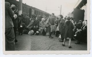 Betrokken gezichten over een onzekere toekomst. Een groep Joden moet op 23 mei 1943 in Vught de trein in. De meesten werden vijf dagen later vermoord in Sobibor. beeld Nationaal Monument Kamp Vught