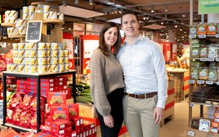 Tjerk 't Lam en zijn vrouw Lydia in Plus-filiaal Bieshof in Dordrecht. Maandag 25 maart krijgt de winkel een nieuwe eigenaar. Zonder koopzondag ziet de ondernemer geen perspectief op lange termijn. beeld Anke Bot