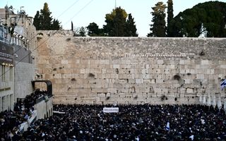 Mensen bidden bij de westelijke muur in Jeruzalem tijdens een eerdere massale gebedsbijeenkomst voor de vrijlating van de gijzelaars van Hamas, gehouden op 10 januari. beeld AFP, Alberto Pizzoli