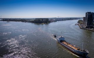 Samenloop van twee rivieren: de Noord komt van rechts en vloeit samen met de Lek, waardoor de Nieuwe Maas ontstaat.