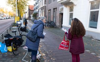 Een vrouw van de prolifeorganisatie Kies Leven deelt flyers uit bij de abortuskliniek in Utrecht. De personen op de foto hebben geen relatie met de aangehouden vrouw in Den Bosch. beeld RD, Anton Dommerholt.