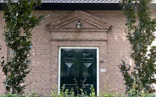 Ingang van het kerkje. 