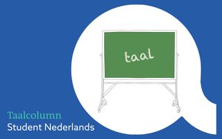 Een blauwe plaat met een witte uitsparing in de vorm van een praatwolkje, in de uitsparing is een getekend schoolbord te zien, met op het bord de letters ”taal”