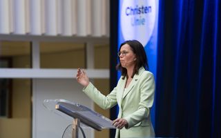 Een vrouw in mintgroene blazer houdt toespraak voor een zaal tijdens het partijcongres van de ChristenUnie in Ede in juni 2025.