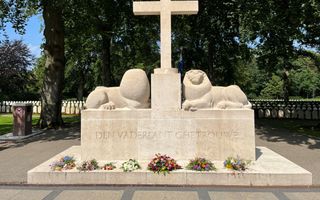 Twee leeuwen onder een kruis. Opschrift: ”Den vadelant ghetrouwe”.