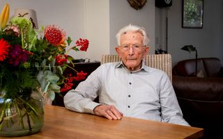 Heel oude man aan tafel.