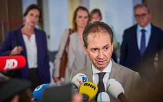 Op de foto is minister van Hijum te zien die de pers te woord staat nadat de NSC-bewindslieden hebben besloten allemaal het demissionaire kabinet te verlaten. 