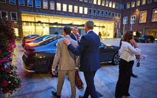 Eddy van Hijum loopt naar een geparkeerde auto.