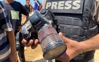 Op de foto is te zien dat de camera van een omgekomen journalist onder het bloed zit, na een aanval van Israël. 