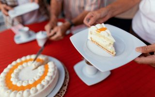 Stuk slagroomtaart op een schoteltje. 