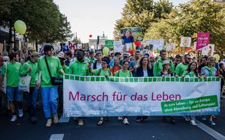 Deelnemers aan de jaarlijkse Mars voor het Leven in Berlijn protesteren tegen abortus en euthanasie. Gemiddeld worden in Duitsland 100.000 zwangerschappen per jaar afgebroken. beeld EPA, Clemens Bilan 