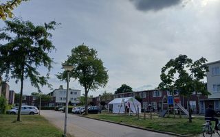 Een witte tent voor de kinderbijbelclub, te midden van een woonwijk.