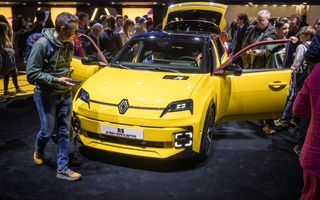 Bezoekers bekijken een elektrische Renault R5 E-Tech tijdens de Internationale Autosalon van Genève dit jaar. beeld AFP, Fabrice Coffrini