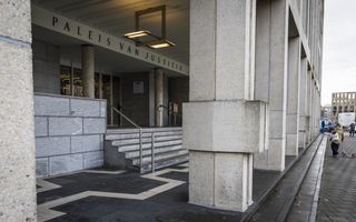 Betonnen zuilen en muren van het Paleis van Justitie in Arnhem.