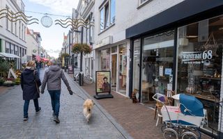 Het inloophuis, rechts in een winkelstraat, heeft een glazen pui met daarop de naam, Walstraat 68.
