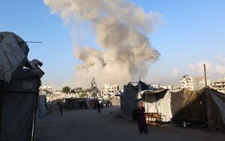 Op de foto is een rookwolk te zien na bombardementen op een wijk in Gaza