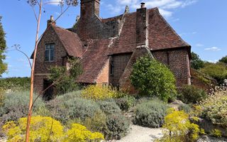 Cottage met mediterrane planten eromheen.
