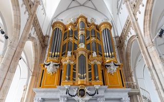 Een eeuwenoud pijporgel straalt dankzij een restauratie als nooit tevoren in een grote kerk.