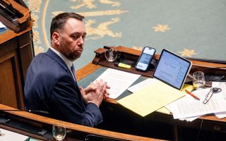 Man in pak achter bureau 