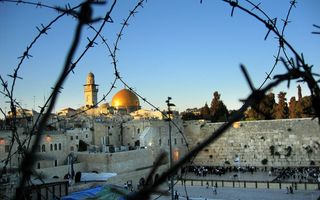 De Klaagmuur in Jeruzalem met daarachter de Tempelberg.