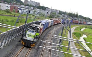 Goederentrein met vele containers rijdt door een bocht in de buurt van Hardinxveld-Giessendam.