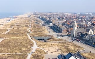 Deze luchtfoto, gemaakt met een drone, toont de kustplaats Katwijk aan Zee in Nederland.
