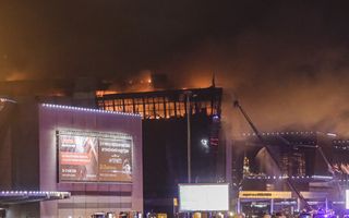 Vlammen stijgen vrijdag op boven concertgebouw Crocus City Hall in Krasnogorsk, waar die avond vijf terroristen een aanval pleegden. Isis Khorasan, een terreurgroep uit Afghanistan heeft de aanslag opgeëist. beeld EPA, Maxim Shipenkov