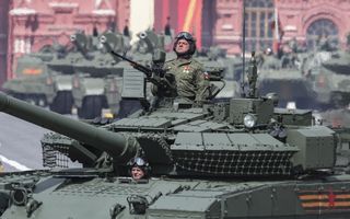 Russische militairen in hun tank, temidden van tal van andere tanks.