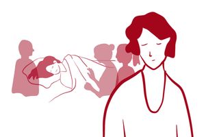 een zieke vrouw ligt op bed. Om haar heen staan mensen. Op de voorgrond een vrouw alleen.