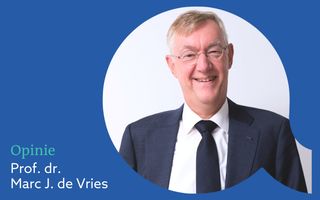 Webvignet Toegespitst van Prof. dr. Marc J. de Vries met ronde bril, donker pak met bijpassende stropdas.