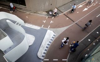 Fietsers passeren elkaar op een T-splitsing van vrijliggende fietspaden.