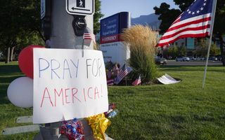 Aan een lantaarnpaal hangt een A4’tje met de tekst: Bid voor Amerika. 